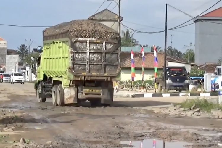 Kondisi jalan lintas Rumbia yang sedang dalam perbaikan, Rabu (3/5/2023).