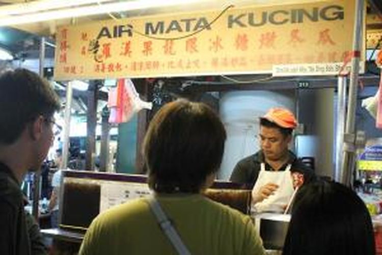 Salah satu kedai Air Mata Kucing yang terkenal di Petaling Street, Kuala Lumpur, Malaysia.