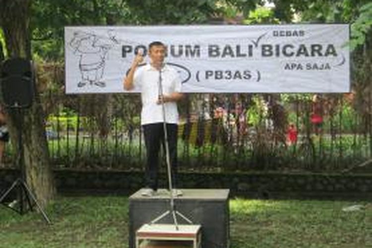 Gubernur Bali Made Mangku Pastika saat orasi di acara Podium Bali Bebas bicara Apa Saja (PB3AS) di Lapangan Renon Denpasar.