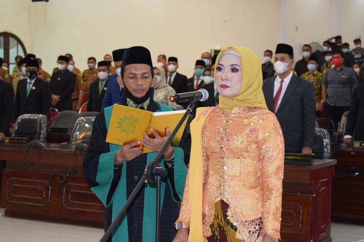 Sribana Perangin Angin saat dilantik menjadi Ketua DPRD Kabupaten Langkat, Sumatera Utara, 4 Mei 2021. (dprd-langkatkab.com)
