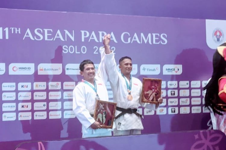 Dua atelt blind judo Indonesia, Agung Gondolimo (kiri) dan Sahrul Sulaiman, yang berlaga di ASEAN Para Games 2022. Sahrul berhasil meraih medali emas, sedangkan Agung meraih medali perak pada pertandingan blind judo yang digelar di Tirtonadi Convention Hall pada Selasa (2/8/2022).