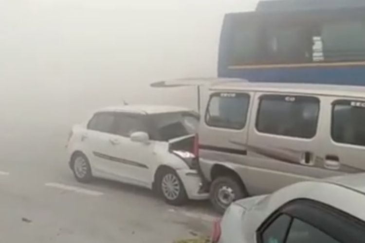 Rendahnya jarak pandang di jalan tol akibat asap tebal menyebabkan belasa mobil terlibat tabrakan beruntun di New Delhi, India.