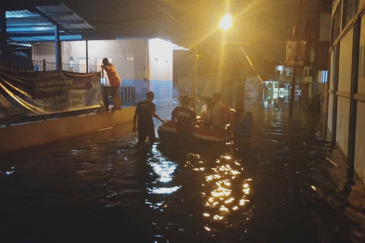 Tampak Komplek Perumahan Dosen IKIP, Jatiasih, Kota Bekasi tergenang banjir setinggali sekitar 1,3 meter, Minggu (31/3/2019).