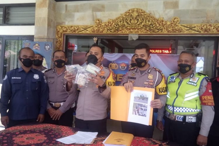 Kapolres Tabanan AKBP Renefli Dian Candra, didampingi Kasat Lantas Polres Tabanan AKP Kanisius Franata, saat menyampaikan rilis kecelakaan bus pariwisata di Desa Baturiti, Kecamatan Baturiti, Kabupaten Tabanan, Bali, yang digelar pada Senin (20/6/2022). Kompas.com/ Yohanes Valdi Seriang Ginta