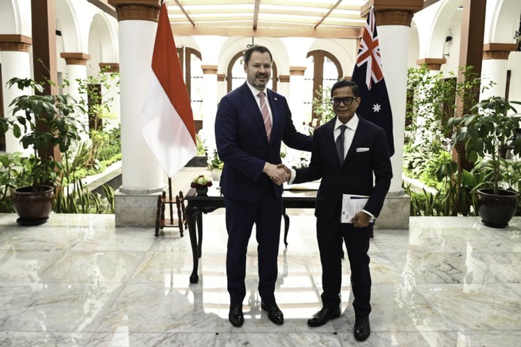 Pertemuan bilateral antara Wakil Menteri Luar Negeri Pahala Nugraha dengan Menteri Industri dan Sains Australia, Ed Husic di Jakarta, Selasa (25/7/2023).
