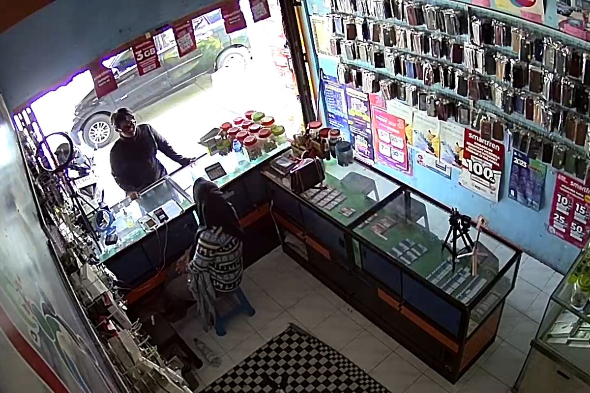  TEREKAM--Aksi pelaku pencurian sepeda motor lalu meninggalkan mobil yang ditumpangi pelaku di parkiran toko handphone di Kabupaten Ponorogo, Jawa Timur viiral di media sosial. Pencurian sepeda motor milik penjaga toko handphone di ruas Jalan Ponorogo-Pacitan, Kecamatan Siman itu menjadi viral lantaran aksi pelaku terekam CCTV toko tersebut, Senin (8/1/2024).