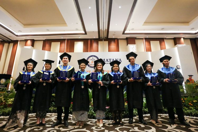 Sembilan wisudawan terbaik Matana University yang diwisuda di Hotel Atria Gading Serpong, Tangerang, Banten, pada Senin (23/10/2023).
