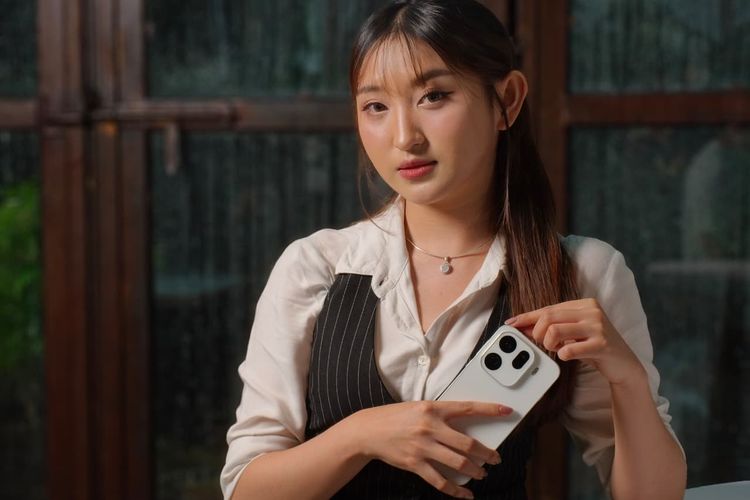 Model menggenggam Oppo Find X9 dalam acara Media Pre-Briefing Oppo Find X9 Series yang digelar di Caspar Jakarta, Rabu (29/10/2025).