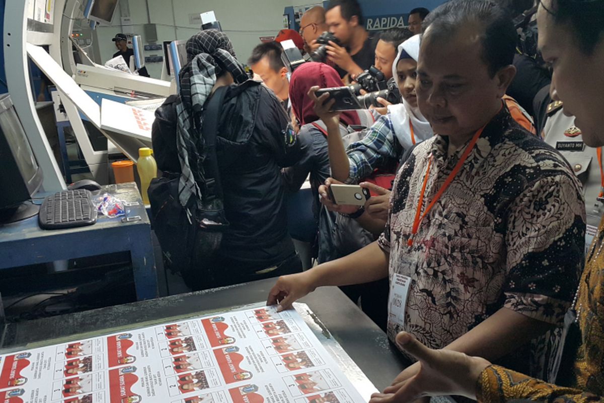 Ketua KPU DKI Jakarta Sumarno meninjau proses pencetakan surat suara di PT Gramedia Printing, Cikarang, Bekasi, Jawa Barat, Kamis (23/3/2017).