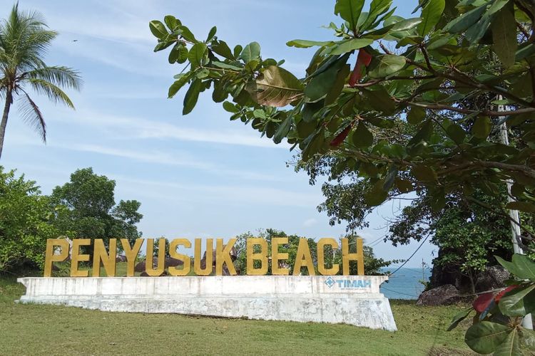 Gerbang masuk Pantai Penyusuk, Bangka, Kepulauan Bangka Belitung, Kamis (3/10/2024).