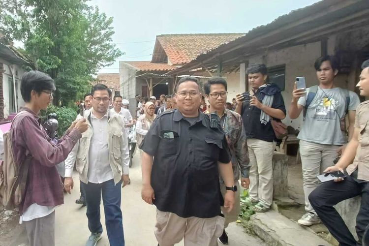 Ketua Bawaslu RI Rahmat Bagja saat meninjau TPS 01 Banjarsari, Kecamatan Cipocok Jaya, Kota Serang, Banten yang menggelar Pemungutan suara ulang pada Rabu (21/2/2024).