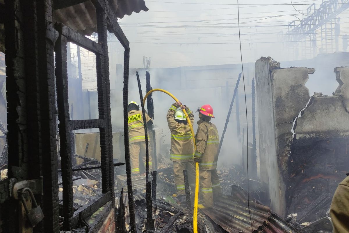 Akibat Korsleting Listrik, 30 Rumah Petak Di Pademangan Ludes Dilahap ...