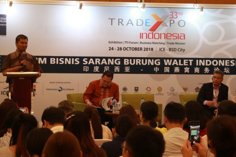 Kepala Bidang Karantina Produk Hewan, Kementerian Pertanian Iswan Haryanto (di podium) saat menjadi pembicara di Forum Bisnis Sarang Burung Walet Indonesia-Tiongkok, pada event Trade Ekspo Indonesia (TEI) 2018.
