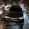 Hujan Deras Guyur Jakarta, Pohon Tumbang Timpa Mobil di Cipete
