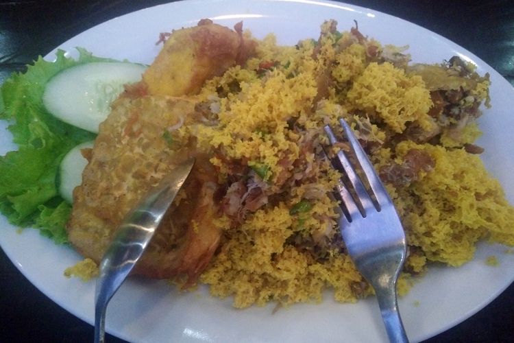 Ayam goreng pedas  di J&J Cafe dan Resto, Kota Idi, Kabupaten Aceh Timur