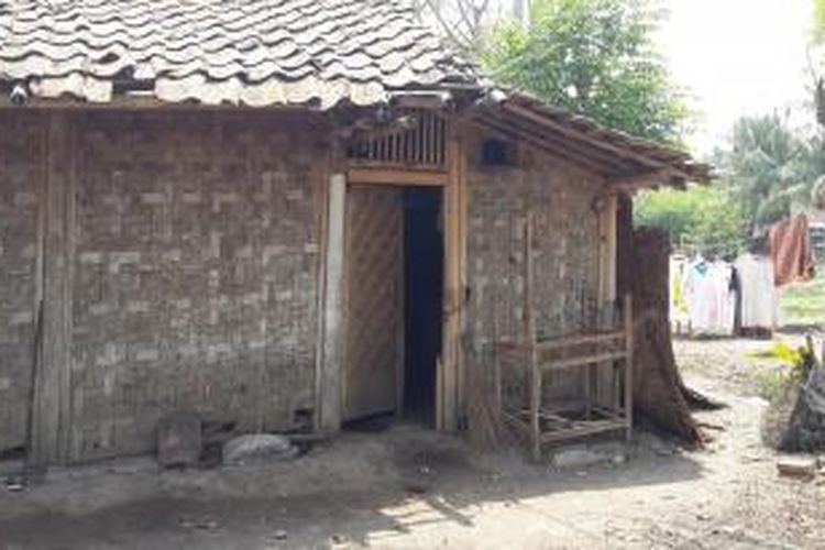 Kondisi rumah warga Desa Tanjung Anom, Kecamatan Mauk, Kabupaten Tangerang, Banten. Dinding terbuat dari anyaman bambu atau bilik, lantai tanah, tak ada fasilitas sanitasi, dan genteng bocor, Selasa (22/9/2015).