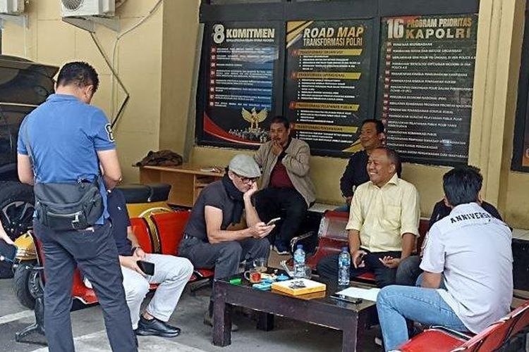 Warga negara asing (WNA) asal Australia  Brenton Craig Abbas Abdullah (duduk, pakai topi) saat berada di Polrestabes Bandung, Sabtu (29/4/2023).  Brenton ditangkap karena meludahi imam masjid di Bandung.