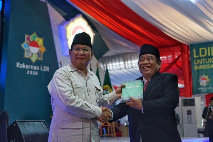 Calon Presiden nomor urut 02 Prabowo Subianto bersalaman dengan Ketua Umum Lembaga Dakwah Islam Indonesia (LDII) Abdullah Syam saat menghadiri Rapat Kerja Nasional (Rakernas) LDII di Pondok Pesantren Minhajurrosyidin Pondok Gede, Jakarta Timur, Kamis (11/10/2018).