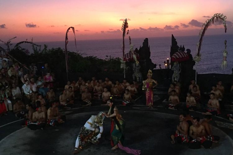 Pertunjukan tari kecak di Uluwatu, Bali, Senin (26/9/2022)