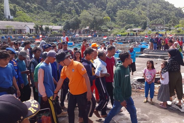 Dua nelayan yang hilang di perairan Gunungkidul telah ditemukan selamat dan dievakuasi melalui Pelabuhan Sadeng, Gunungkidul. Minggu (19/5/2024).