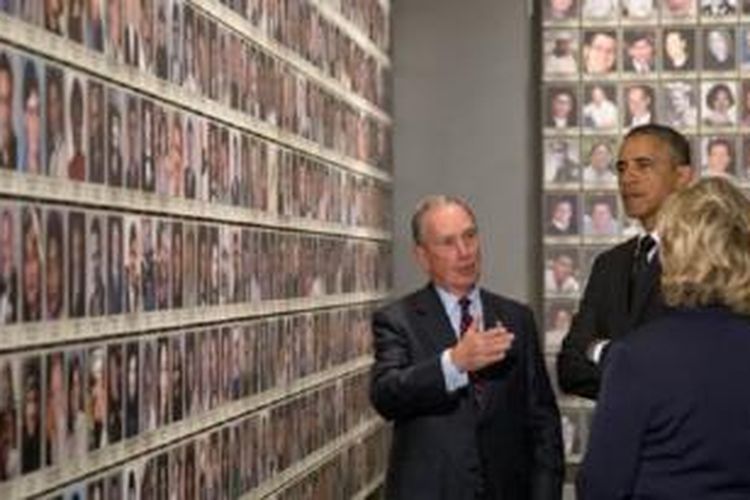 Presiden AS Barack Obama dan mantan Menlu Hillary Rodham Clinton (kanan) mendapat penjelasan dari Michael Bloomberg saat melakukan tour di Museum Peringatan 11 September di New York (15/5). 