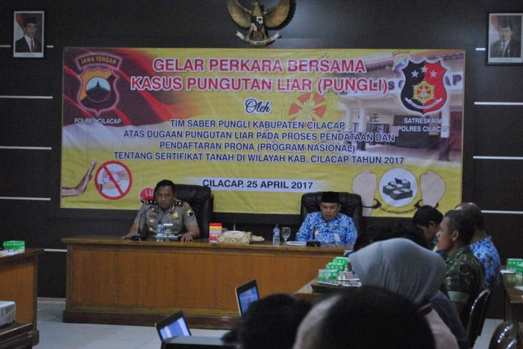 Wakapolres Cilacap, Kompol Hary Ardianto SH SIK MH memimpin gelar perkara Tim Saber Pungli Polres Cilacap melakukan gelar perkara terkait operasi tangkap tangan (OTT) terhadap Hj Hartini yang merupakan Kepala Desa (Kades) Surusunda, Kecamatan Karangpucung, Kabupaten Cilacap, Jawa Tengah, Rabu (26/4/2017) siang. 