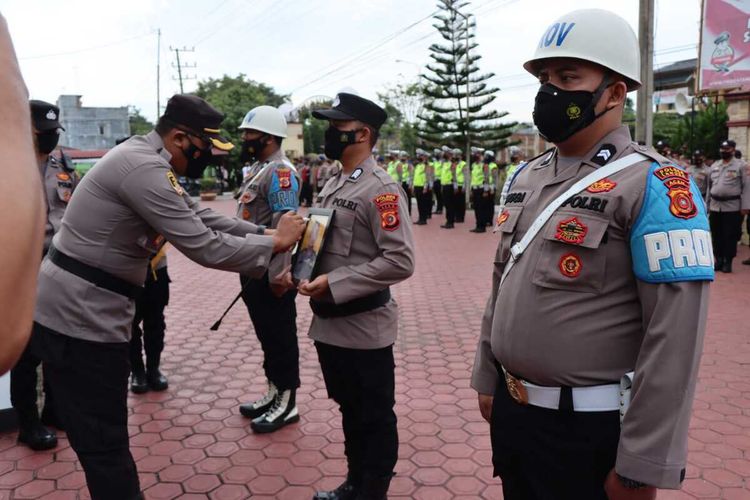 Kapolres Langsa, AKBP Agung Kanigoro memimpin pemecatan dengan tidak hormat seorang oknum polisi berinisial Brigadir Kepala S di halaman Mapolres Langsa, Provinsi Aceh, Senin (28/11/2022).