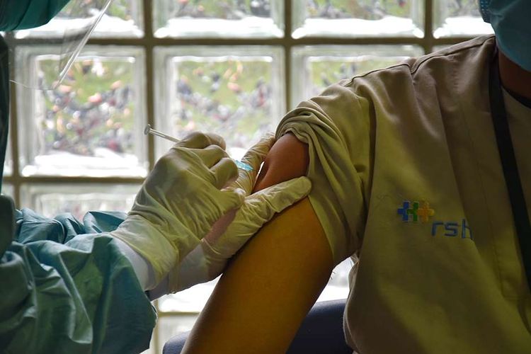 Tenaga kesehatan mendapat suntikan vaksin Covid-19 di Gedung Sasana Budaya Ganesha (Sabuga), Kota Bandung, Jawa Barat, Rabu (3/2/2021). Sebanyak 3.000 tenaga kesehatan dari berbagai rumah sakit ikut berpartisipasi dalam vaksinasi massal tersebut.