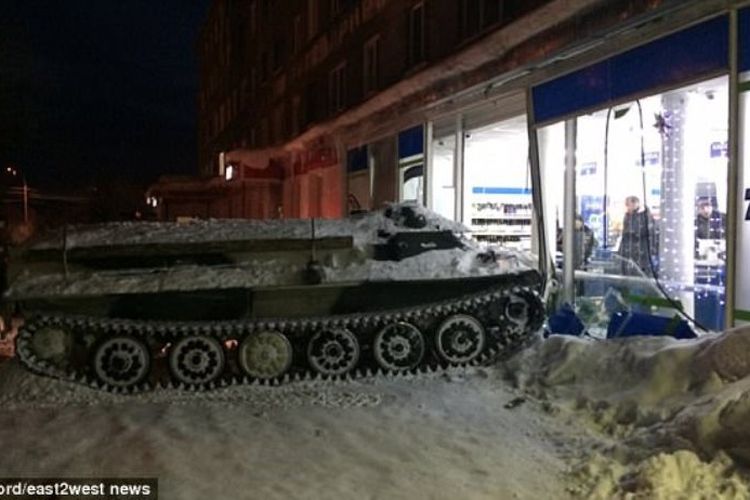 Tank jenis M-1970 yang ditabrakkan ke supermarket di kota Apatity, Rusia, Rabu (10/1/2018).