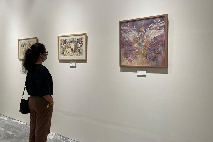 Pengunjung di Pameran seni REMEDY yang diadakan oleh Senyum ARMY untuk merayakan ulang tahun BTS dan ARMY yang ke-9, digelar pada 6 Juni - 4 Agustus 2022 di Plaza Indonesia, Jakarta Pusat.