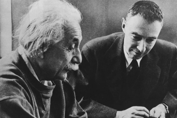Fisikawan  Albert Einstein dan Oppenheimer