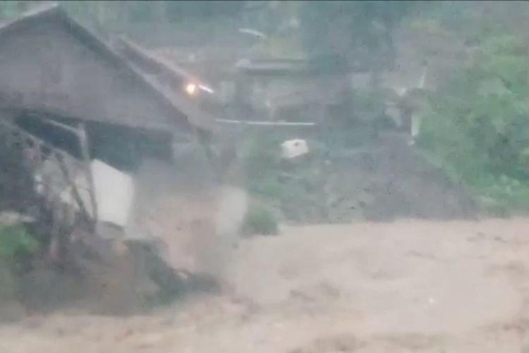 Sebuah pabrik ambruk diterjang banjir bandang sungai Cipendak, Desa Cikondang, Kabupaten Kuningan Jawa Barat, Minggu (2/4/2023)