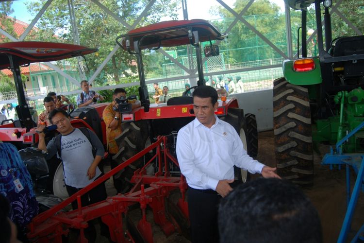 Menteri Pertanian Andi Amran Sulaiman saat mengunjungi Sekolah Tinggi Penyuluhan Pertanian, di Bogor, Jumat (2/6/2017).