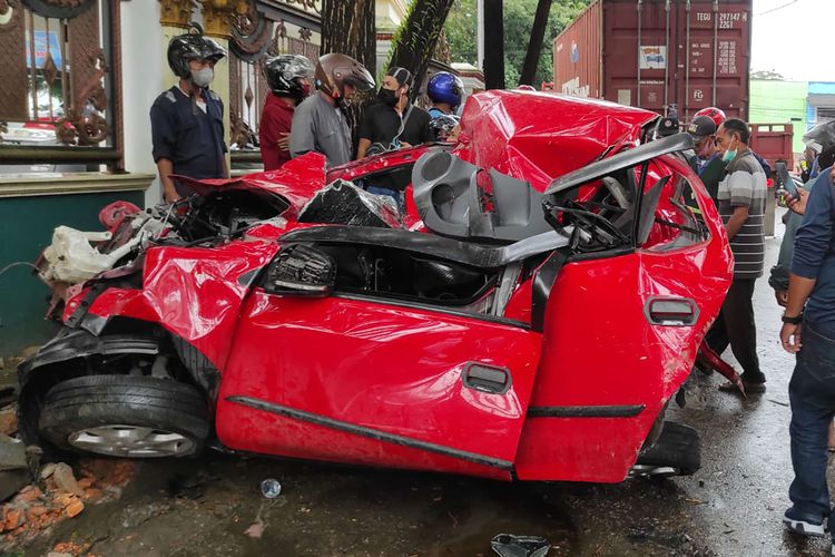 Warga mengamati sebuah mobil yang rusak akibat ditabrak truk tronton di turunan simpang Muara Rapak, Balikpapan, Kalimantan TImur, Jumat (21/1/2022). Kecelakaan yang diduga karena truk mengalami rem blong itu mengakibatkan sedikitnya 4 orang tewas, 1 orang kritis, 3 orang mengalami operasi tulang patah, dan 5 orang luka ringan.