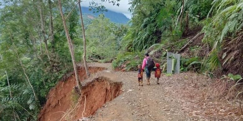 Julius, bersama istri dan dua anaknya, berjalan ke Desa Patikalain untuk memastikan kondisi keluarga besar mereka usai peristiwa tanah longsor dan banjir bandang, Sabtu (16/01