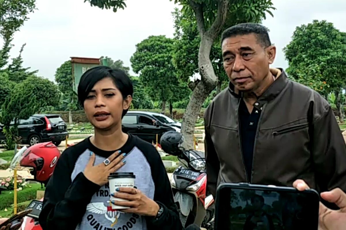 Karen Pooroe saat tiba di TPU Tanah Kusir, Bintaro, Jakarta Selatan, Rabu (19/2/2020)