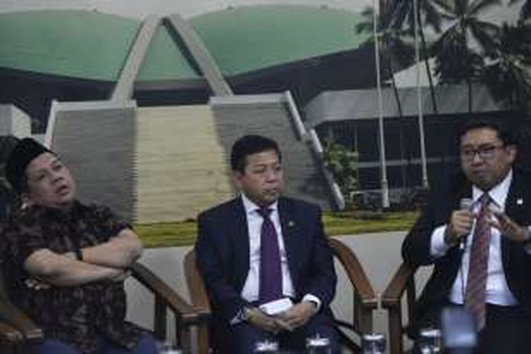 Fahri Hamzah bersama, Ketua DPR Setya Novanto, dan Wakil Ketua DPR Fadli Zon (kiri ke kanan) saat menyampaikan keterangan terkait pelaksanaan haji di Kompleks Gedung Parlemen, Jakarta, Rabu (30/9/2015). 