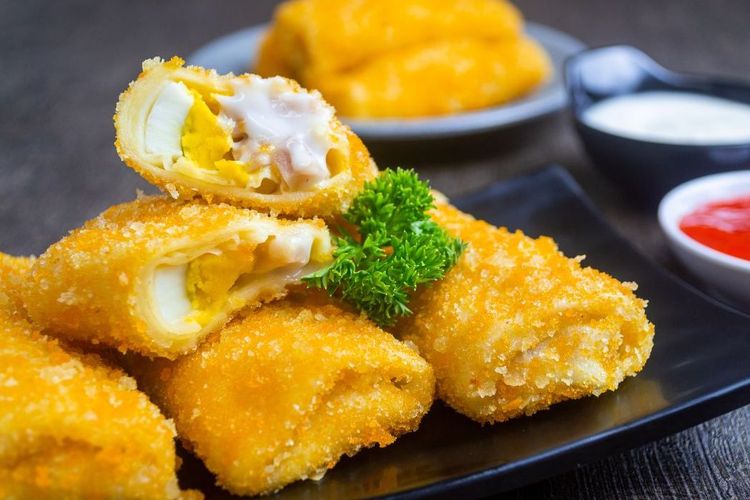 Risol mayo ekonomis memiliki isian seperti telur, sosis, dan mayones.