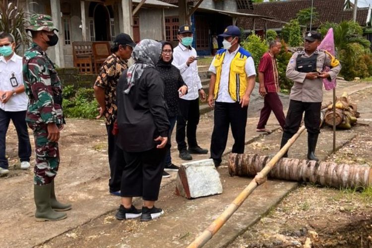 Direktur Jenderal Sumber Daya Air Kementerian PUPR Jarot Widyoko saat mendampingi Anggota Komisi V DPR RI Sri Rahayu meninjau lokasi banjir di Kabupaten Blitar, Kamis (27/10/2022).