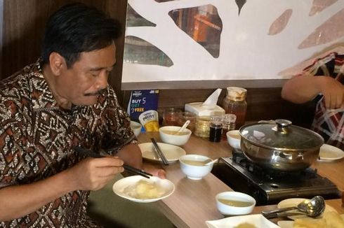 Djarot Tampak Lahap Makan Singkong Rebus di Restoran Jepang