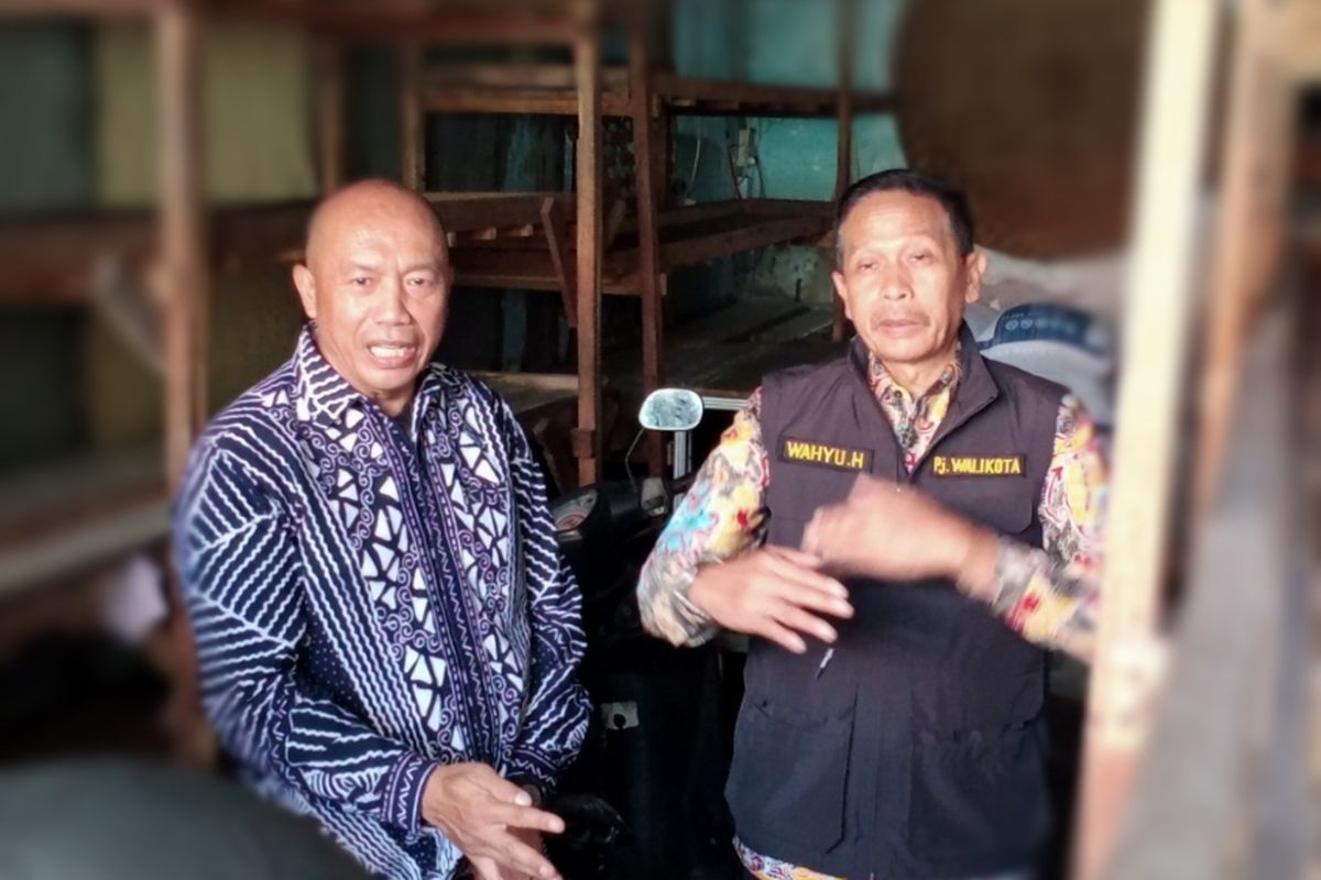 Pj Wali Kota Malang, Wahyu Hidayat dan Kepala Diskopindag Kota Malang, Eko Sri Yuliadi mengunjungi Kampung Tempe Sanan di Kelurahan Purwantoro, Kecamatan Blimbing, Kota Malang, Jawa Timur. 