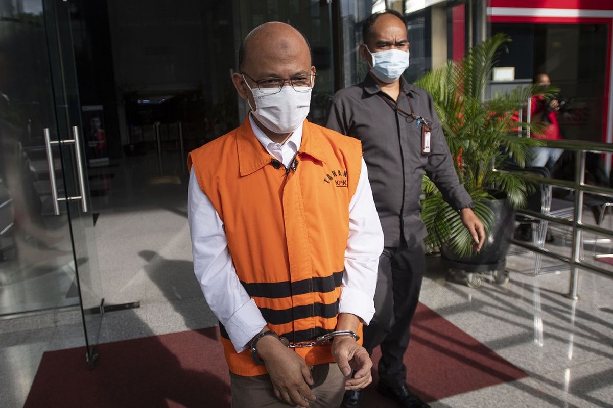 Tersangka suap pajak Wawan Ridwan berjalan meninggalkan Gedung Merah Putih KPK usai menjalani pemeriksaan di Jakarta, Senin (29/11/2021). Wawan yang merupakan eks Kepala Bidang Pendaftaran, Ekstensifikasi dan Penilaian Kanwil DJP Sulawesi Selatan, Barat dan Tenggara (Sulselbartra) tersebut diperiksa terkait kasus suap pajak dan penerimaan gratifikasi di Direktorat Jenderal (Ditjen) Pajak Kementerian Keuangan. ANTARA FOTO/Aditya Pradana Putra/rwa.




