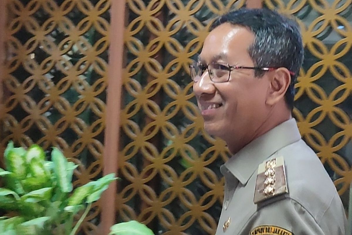 Penjabat (Pj) Gubernur DKI Jakarta Heru Budi Hartono terus tebar senyuman saat tiba di Gedung Kementerian Dalam Negeri (Kemendagri), Jakarta Pusat pada Senin (16/10/2023) siang. 