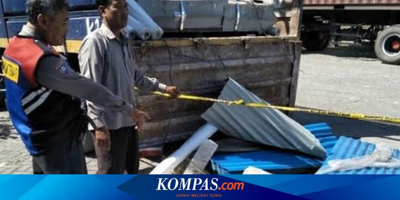 Tahan Pintu  Belakang  Truk  Kernet Tewas Tertimpa Muatan Seng