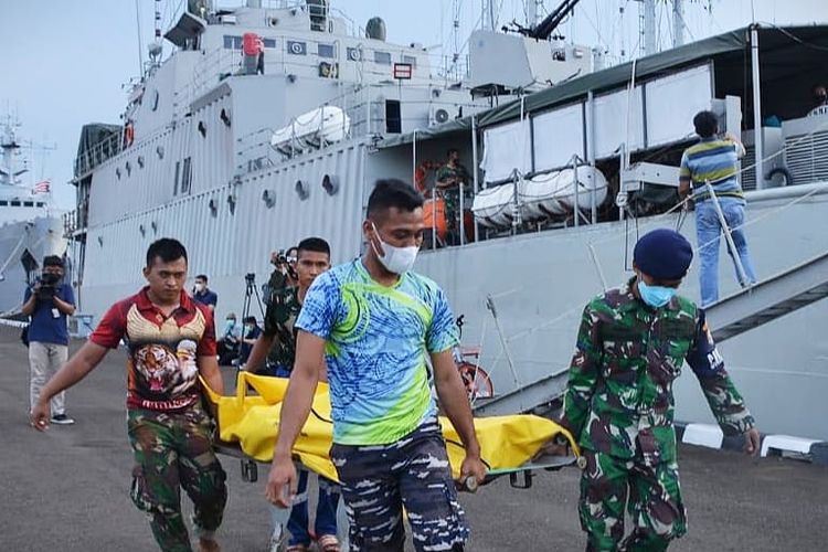 Prajurit TNI AL tengah membawa kantong jenazah korbab kecelakaan kapal motor di perairan Pondok Dayung, Jakarta Utara, Minggu (21/3/2021).