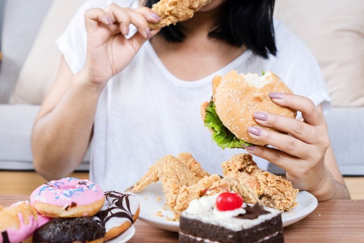 Makan makanan yang tidak sehat adalah salah satu penyebab berat badan cepat naik susah turun.