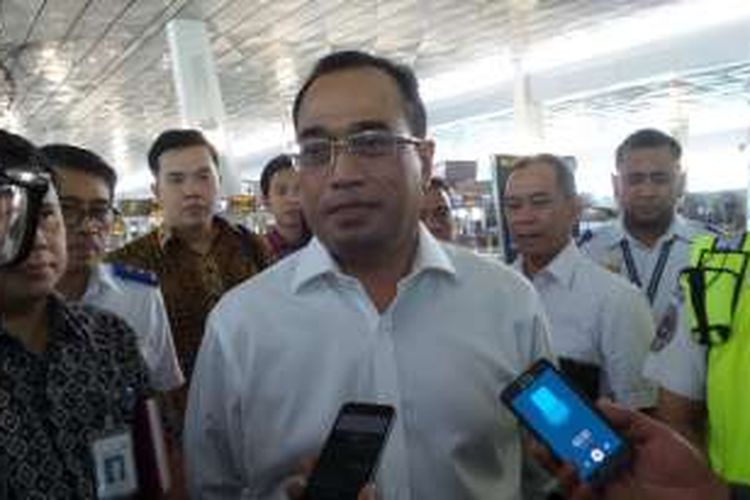 Menteri Perhubungan Budi Karya Sumadi saat mengunjungi Terminal 3 Bandara Soekarno-Hatta, Jumat (5/8/2016). Budi mengecek kesiapan layanan di Terminal 3 sebelum beroperasi pada Selasa (9/8/2016) mendatang.