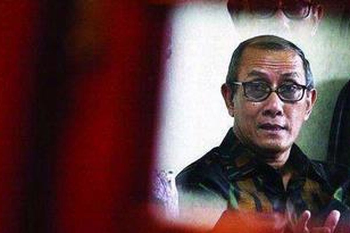 Mantan anggota DPR, Udju Djuhaeri, seusai mengikuti sidang dengan agenda pembacaan dakwaan di Pengadilan Tindak Pidana Korupsi, Jakarta, Kamis (11/3). Udju didakwa menerima cek perjalanan Rp 500 juta dalam pemilihan Deputi Gubernur Senior Bank Indonesia Miranda S Goeltom.