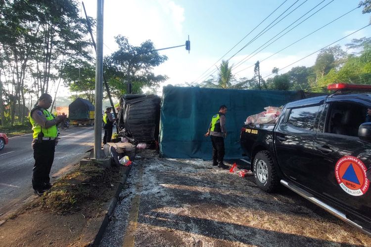 Truk yang mengangkut beras terguling di Jalan Lingkar Salatiga, Jumat (16/1/2026)