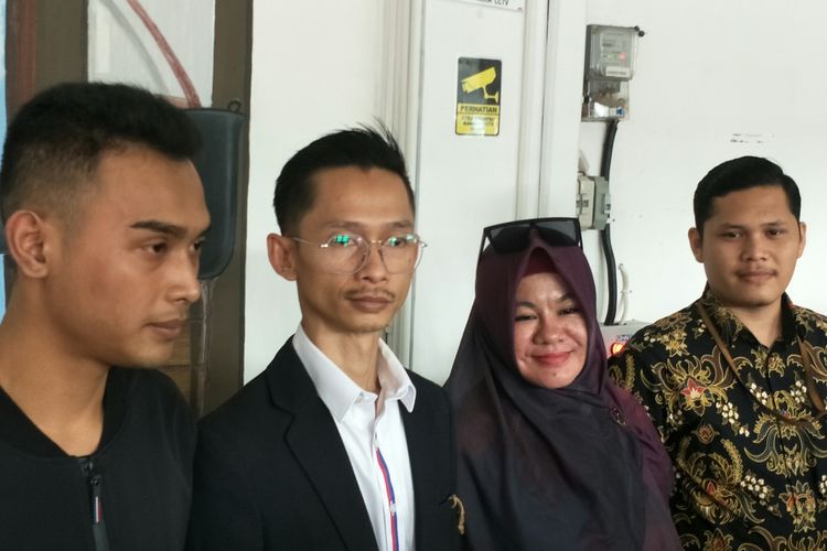 Ibunda dari Medina Zein, Hj. Tien Wartini didampingi tim kuasa hukum Medina Zein dalam konferensi pers di salah satu kafe di kawasan Lebak Bulus, Jakarta Selatan, Minggu (5/1/2020)